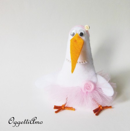 Amelia indosa una passata rosa con rosellina avario, una collana di perle ed un tutù di tulle rosa arricchito da una girandola di feltro in tono